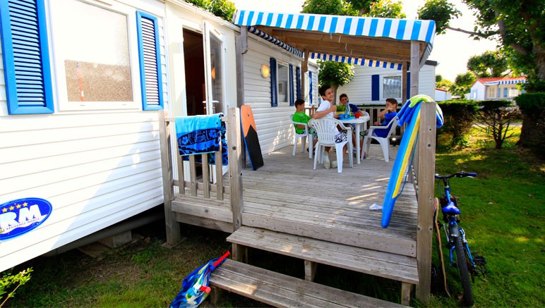 Vente privée Camping 4* Les Flots Bleus – Terrasse avec mobilier de jardin