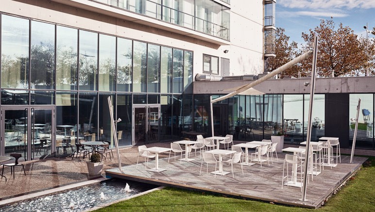 Vente privée Hôtel 4* Novotel Le Havre Centre – La terrasse, pour un moment de détente au soleil autour d'un verre