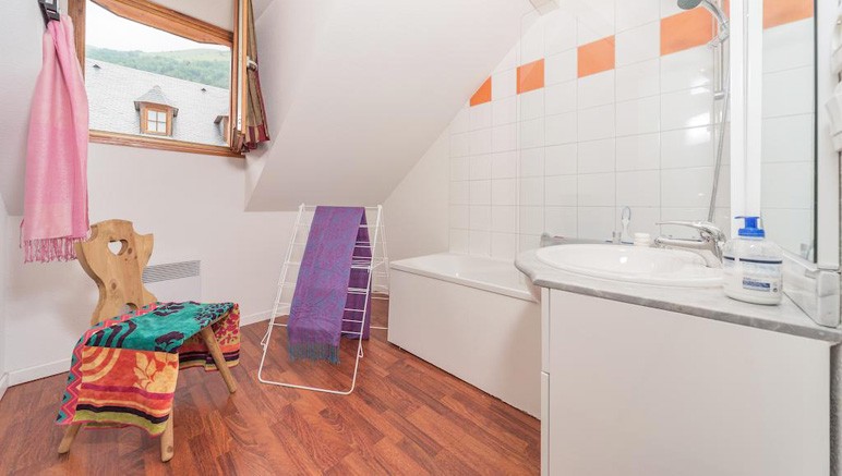 Vente privée Résidence Vignec Village 3* – Salle de bain avec baignoire