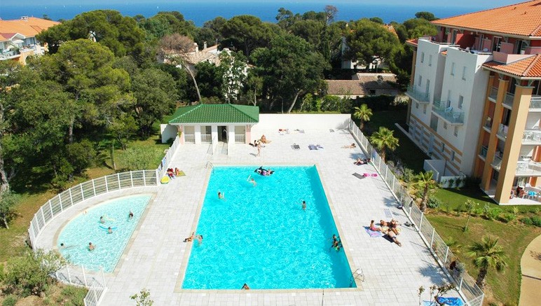 Vente privée Résidence Les Calanques du Parc – L'accès libre à la piscine avec pataugeoire...