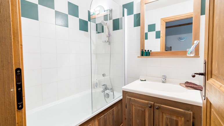 Vente privée Résidence Le Clos d'Aussois 3* – Salle de bain avec douche ou baignoire