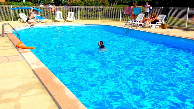 Vente privée Village Aux Portes des Monts d'Aubrac 3* – Profitez de la piscine extérieure chauffée pour vous détendre...