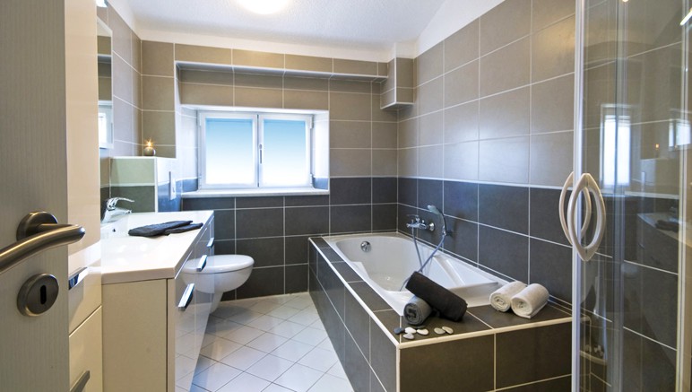 Vente privée Domaine Le Clos des Oliviers – Salle de bain avec douche et baignoire