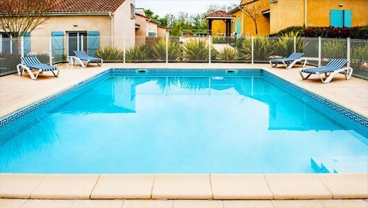 Vente privée : Résidence et piscine dans le Gers