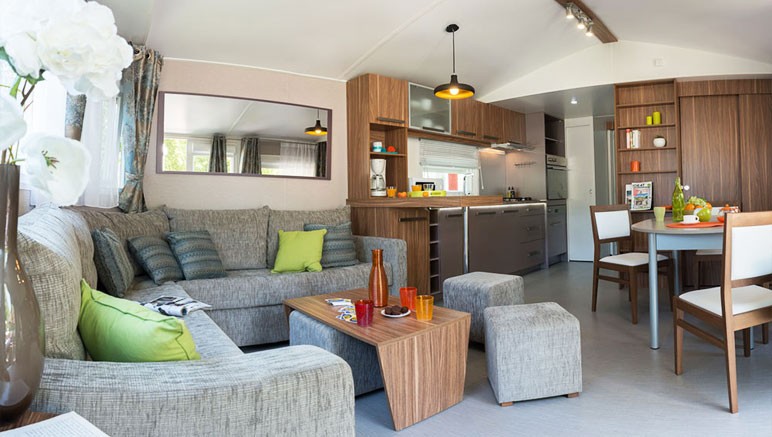 Vente privée Camping 4* Les Sables du Midi – Pièce à vivre spacieuse avec canapé lit pour deux personnes