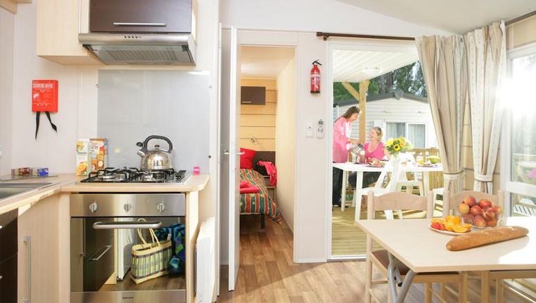Vente privée Camping 4* Les Sables du Midi – Coin cuisine entièrement équipé et ouvert sur le séjour