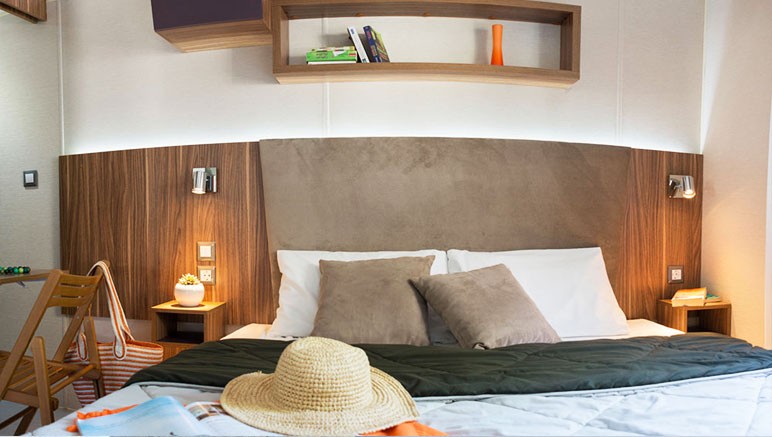 Vente privée Camping 4* Les Sables du Midi – Chambre avec lit double