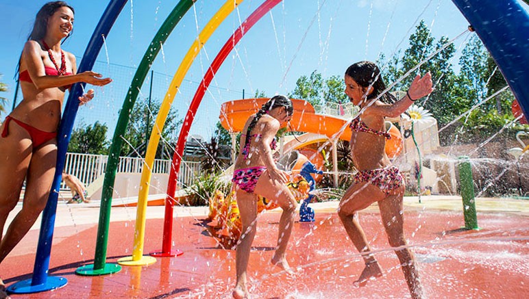 Vente privée Camping 4* Les Sables du Midi – Aire de jeux aquatiques pour enfants