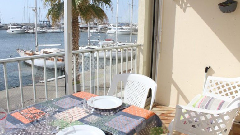 Vente privée Appartements près des plages – Prenez vos repas sur votre balcon, avec vue sur le port (photos variant selon les logements)