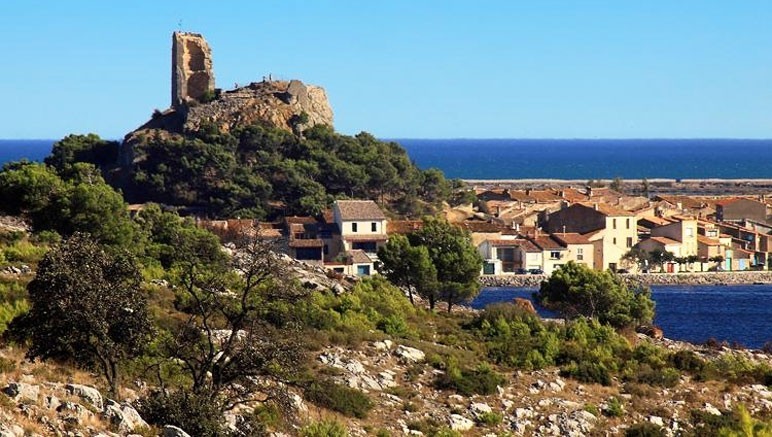 Vente privée Appartements près des plages – La Tour Barberousse, vestige du château de Gruissan, dominant la ville