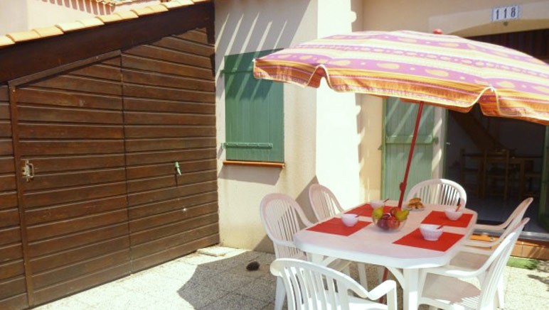 Vente privée Maisons & Appartements près des plages – Profitez d'une terrasse privée, pour prendre vos repas au soleil... (photos variant selon le logement)