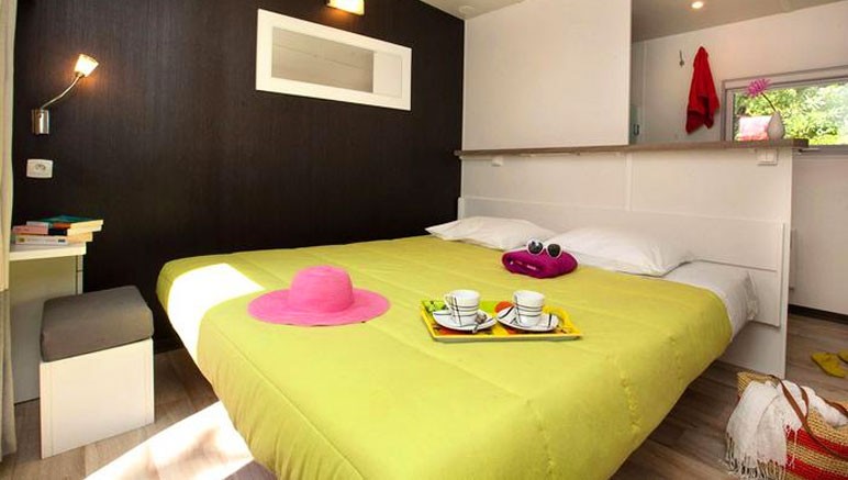 Vente privée Camping 4* le Domaine de Soulac – Chambre avec lit double
