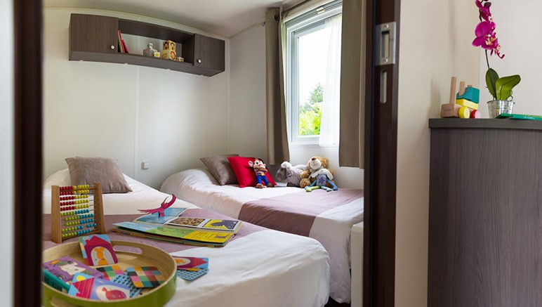 Vente privée Camping 4* Les Charmettes – Chambre avec lit double ou lits simples
