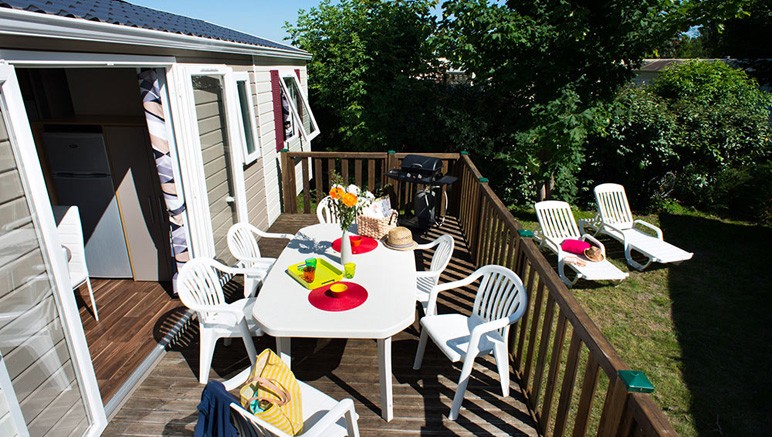 Vente privée Camping 4* Les Charmettes – Agréable terrasse avec mobilier de jardin