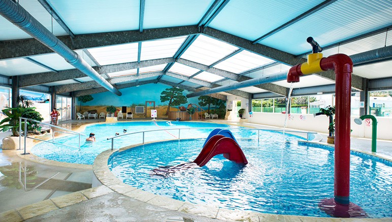 Vente privée Camping 4* Les Charmettes – ... A la piscine couverte chauffée avec pataugeoire...