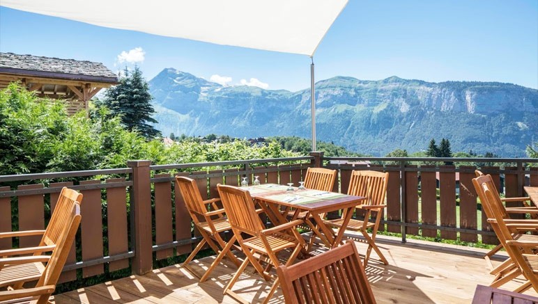 Vente privée Village Vacances Les Flocons Verts – La terrasse du village vacances vous offre une vue grandiose sur le massif alpin