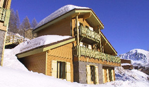 Vente privée : Isola 2000 : chalet 3* au pied des pistes