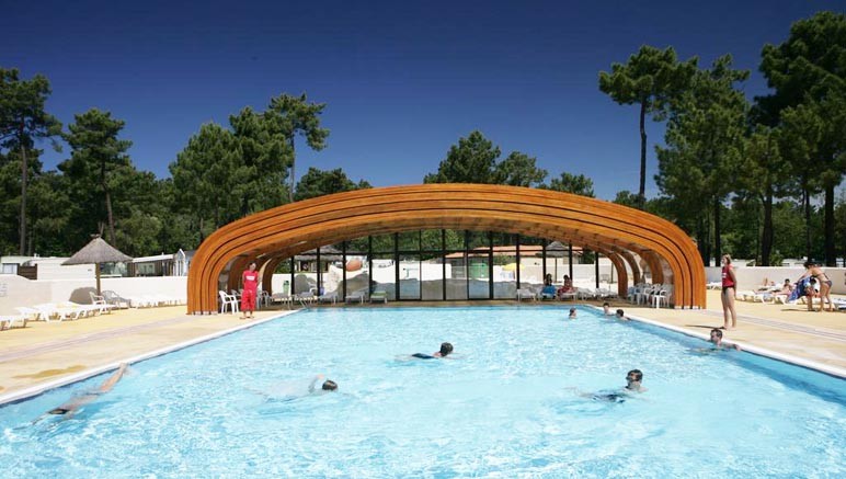 Vente privée Camping 4* La Pignade – Un espace aquatique composé d'une piscine chauffée semi-couverte...