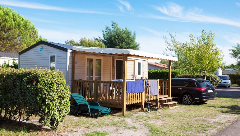 Vente privée Camping 4* Les Grands Pins – Avec une terrasse en bois couverte et deux bains de soleil