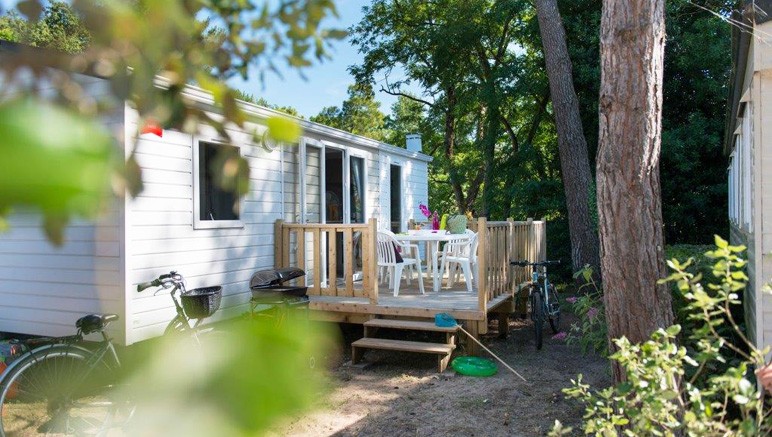 Vente privée Camping 4* La Carabasse – Installez-vous sur votre terrasse pour prendre un petit apéro...