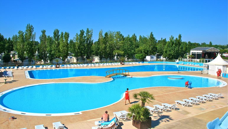Vente privée Camping 4* La Carabasse – Le complexe aquatique vous propose une grande piscine extérieure chauffée...
