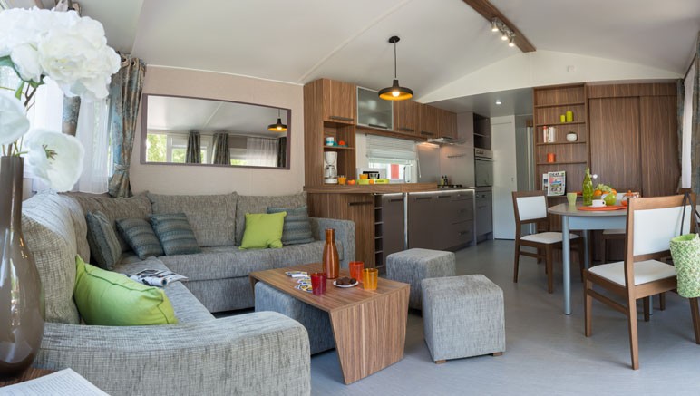 Vente privée Camping 3* Les Dunes de Contis – Pièce à vivre lumineuse avec coin cuisine (mobil-home excellence)