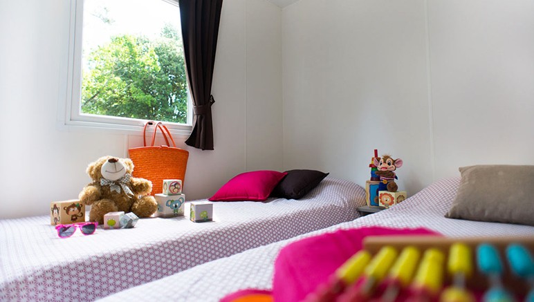 Vente privée Camping 4* le Bois Dormant – chambre avec lits simples
