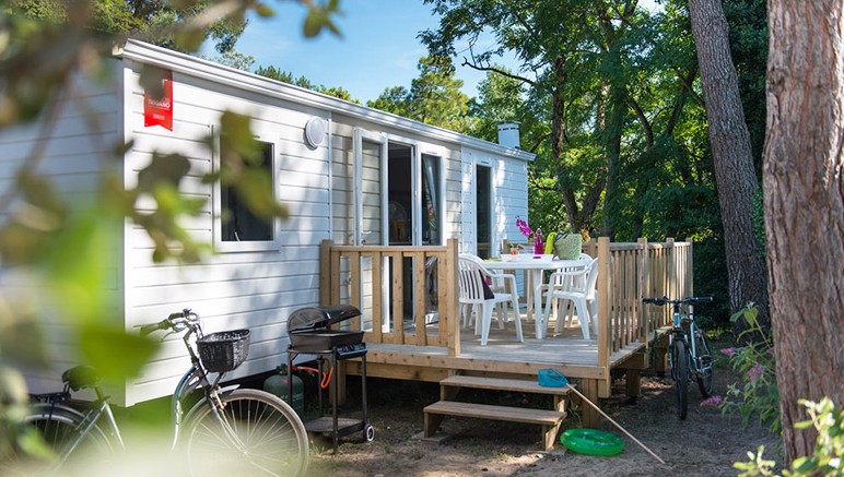 Vente privée Camping 4* le Bois Dormant – Terrasse avec mobilier de jardin dans votre mobil-home