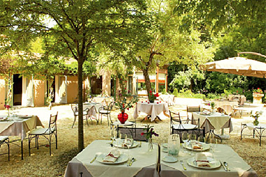 Vente privée Domaine de la Barde 3* – La terrasse ensoleillée de la Table du Manoir