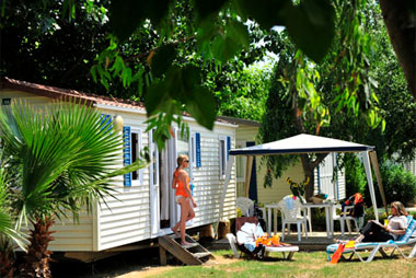 Vente privée Camping Le Vieux Port 5* – Mobil Home avec salon de jardin