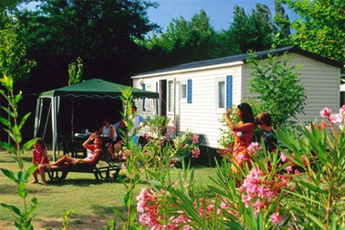 Vente privée Camping Le Vieux Port 5* – Mobil Home avec salon de jardin