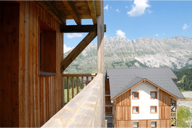 Vente privée Résidence Les Chalets SuperD 3* – Balcon avec vue sur les montagnes