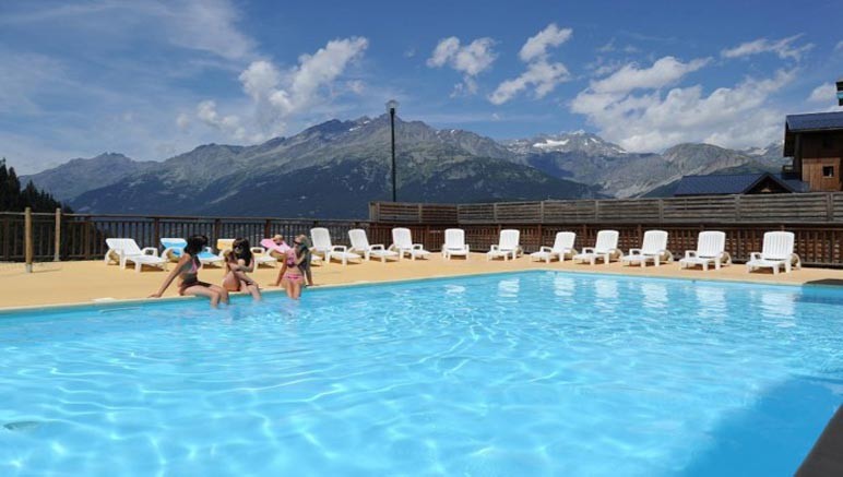 Vente privée Résidence Les chalets de la Ramoure 3* – Libre accès à la piscine extérieure de la résidence La Turra à 100m avec vue panoramique
