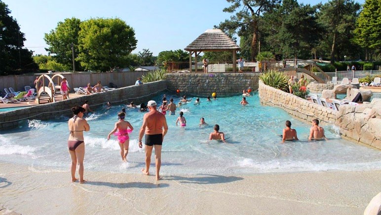 Vente privée Camping 4* Le Domaine de Léveno – Piscine à vagues avec petite plage de sable, comme à la mer